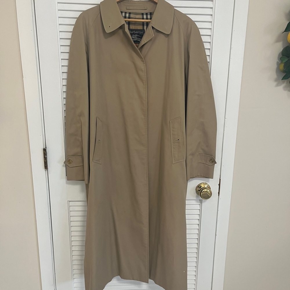 Ladies Classic Burberry Raincoat-, Sz18. 18”  across the shoulder and 46” L